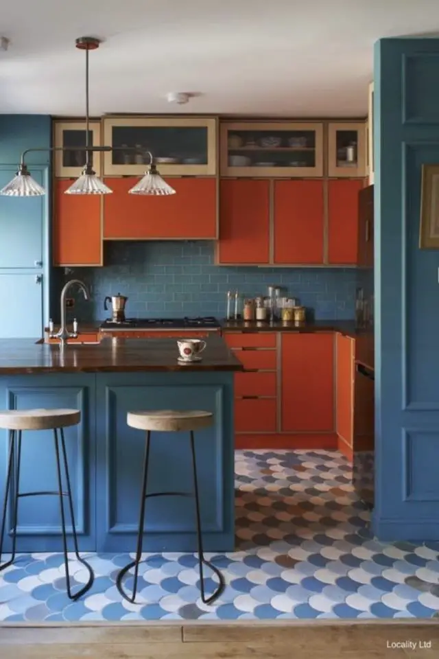 association orange bleu decoration idees cuisine originale vintage meuble peinture crédence mettre en avant en relief