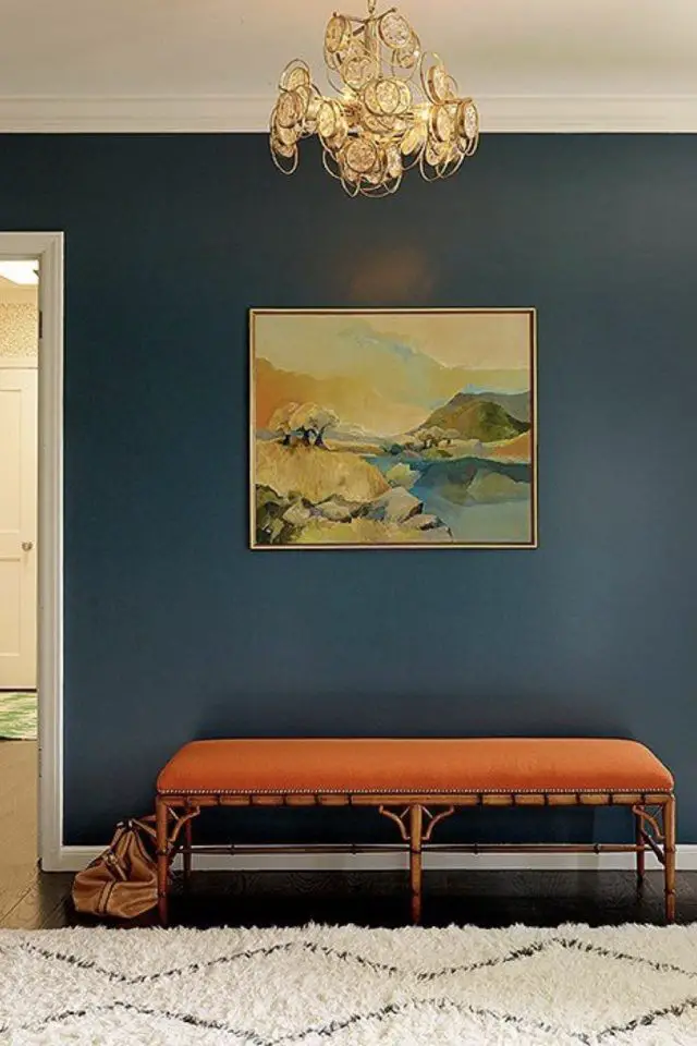 association orange bleu decoration idees couloir entrée classique chic peinture bleu mat et banc en velours orange simple et élégant