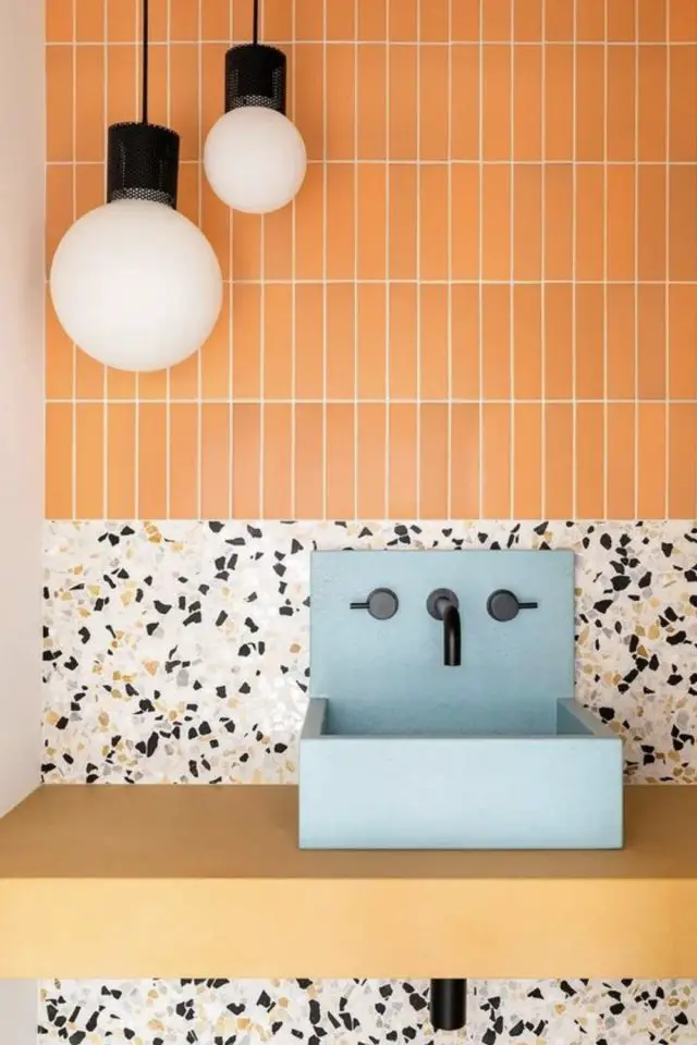 association orange bleu decoration idees salle de bain moderne carrelage orange vasque bleu pastel lien avec terrazzo