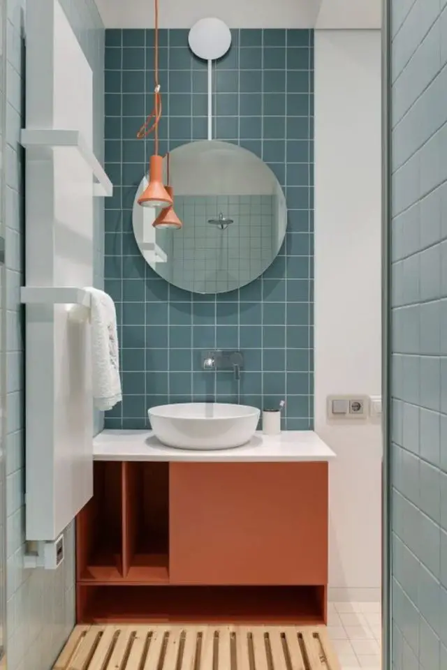 association orange bleu decoration idees salle de bain moderne carrelage bleu canard meuble vasque terracotta miroir rond
