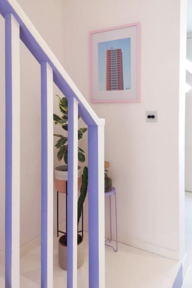 bricolage deco boiserie interieure peinture escaliers rampe bicolore blanc et violet original moderne