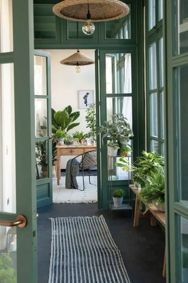 bricolage deco boiserie interieure peinture porte vitrée classique vert sauge plante naturel