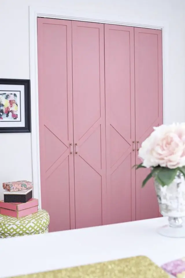 bricolage deco boiserie interieure peinture porte placard intérieur rose moderne relief