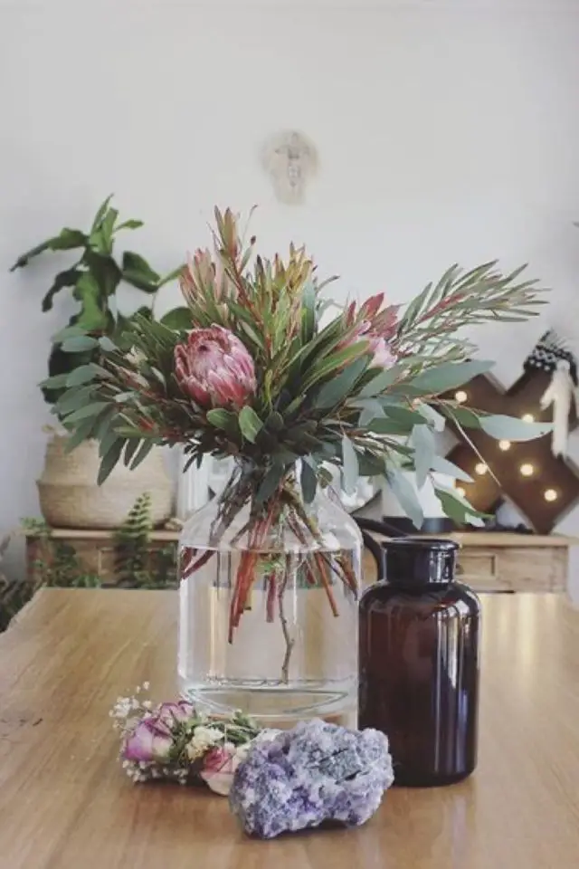centre de table deco salle a manger pour tous les jours vase transparents bouquet de fleurs fraîches flacon d'apothicaire 