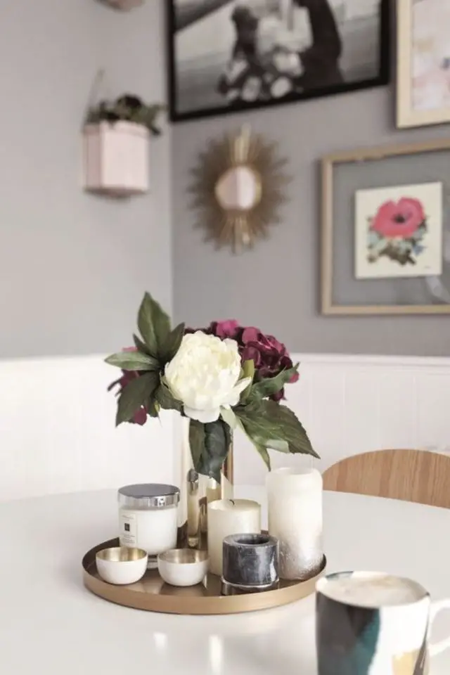 centre de table deco salle a manger petit plateau doré vase transparent bouquet de fleurs rose blanche bougies détails décoratifs chic