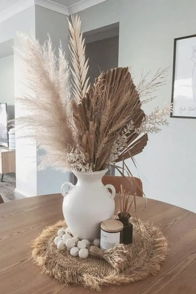 centre de table deco salle a manger set de table fibres naturelles vase blanc herbe et fleurs séchées petite bougie en pot diffuseur de parfum