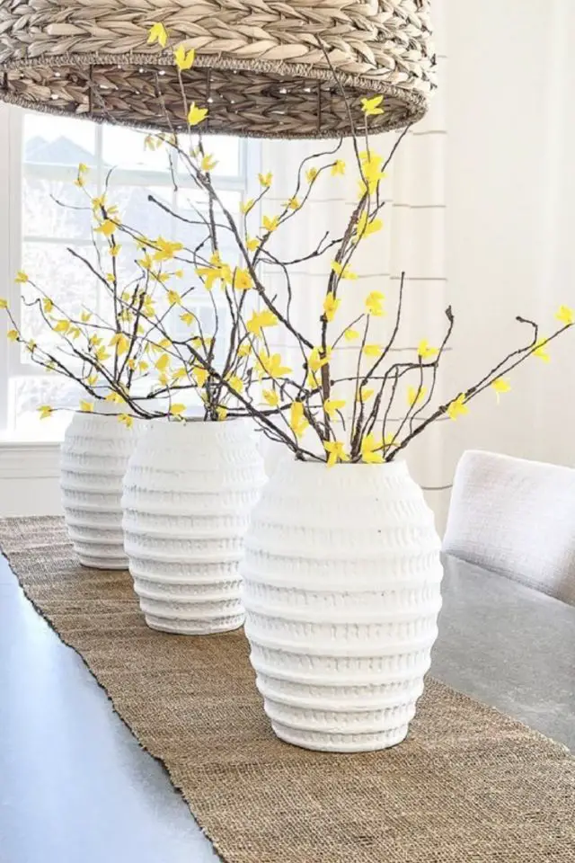 centre de table deco salle a manger succession de 3 vases blancs en relief branche de mimosa jaune décor printanier
