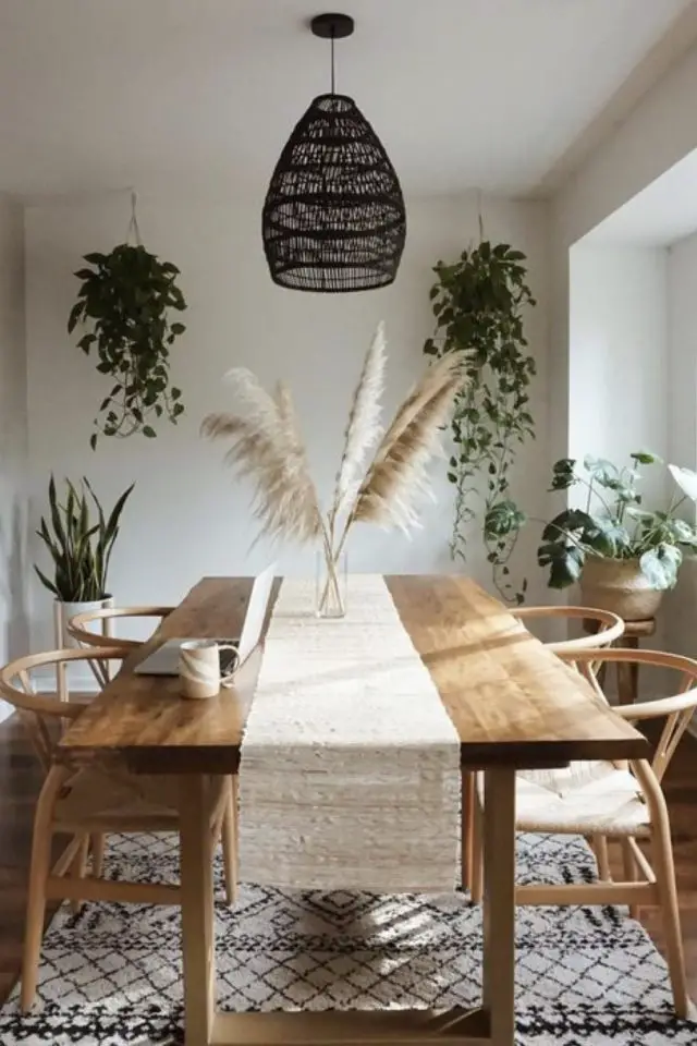 centre de table deco salle a manger table en bois décor slow living vase en verre transparent et herbe de pampa naturel