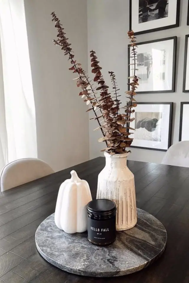 centre de table deco salle a manger dessous de plat en marbre petit vase strié blanc bougie noir fleurs séchées simple à copier au quotidien
