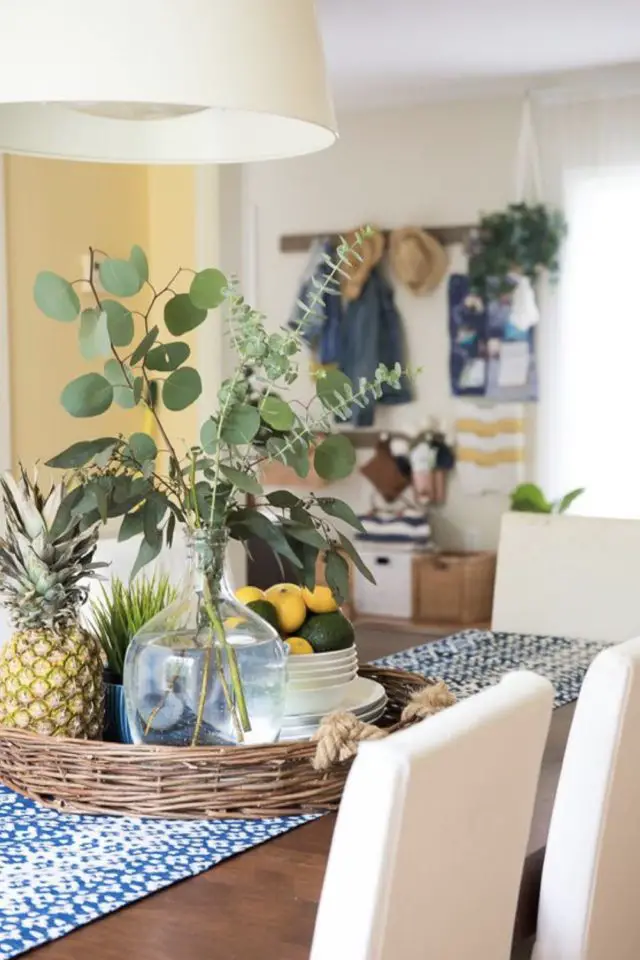 centre de table deco salle a manger au quotidien vie de tous les jours plateau en fibres tressées ananas vase en verre transparent et branche d'eucalyptus