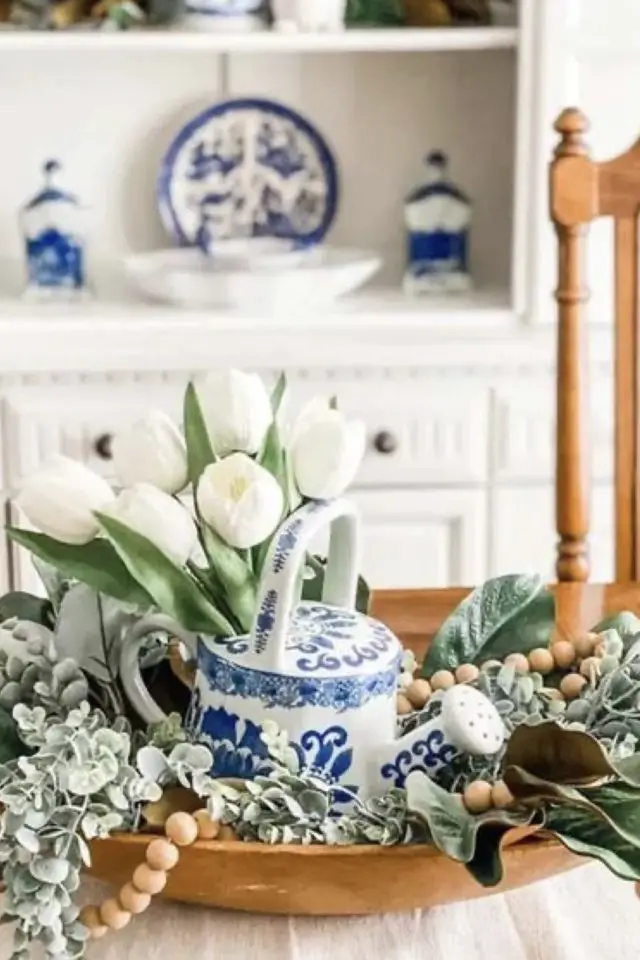 centre de table deco salle a manger plateau en bois grande coupelle théière en porcelaine bleue et blanche bouquet de tulipe décoration printemps été