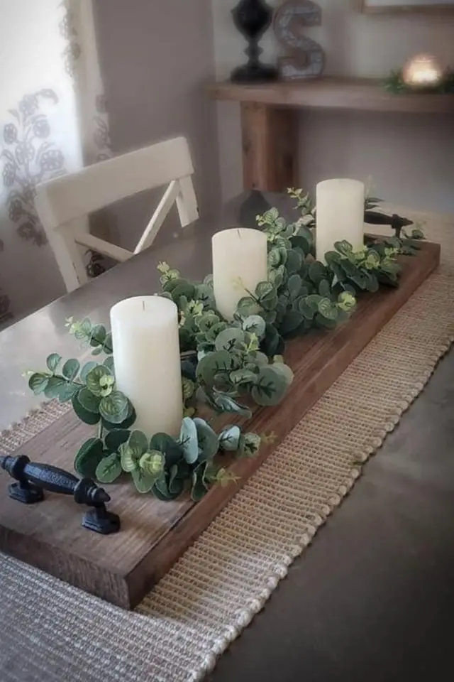 centre de table deco salle a manger planche transformée en plateau en bois bougies blanches feuillage eucalyptus pour le quotidien