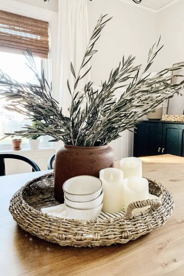 centre de table deco salle a manger plateau rond en fibres naturelles tressées vase branchage naturel bougies ronde blanche petits bols élégants