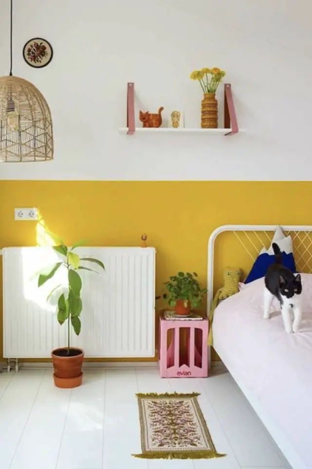 chambre enfant couleur jaune exemple soubassement peinture lit blanc en métal décor épuré et joyeux
