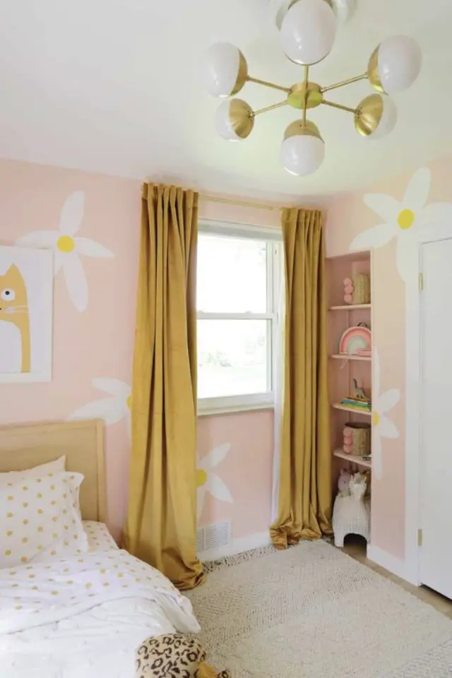 chambre enfant couleur jaune exemple et rose fillette rideau papier peint marguerite