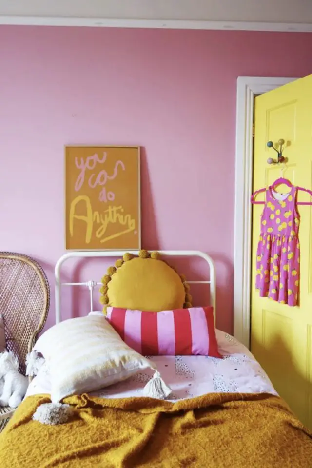 chambre enfant couleur jaune exemple peinture boiserie porte mur rose espace fille