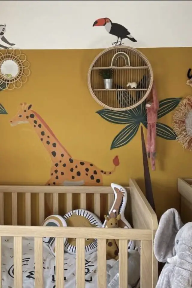 chambre enfant couleur jaune exemple bébé lit en bois à barreaux soubassement décor jungle safari