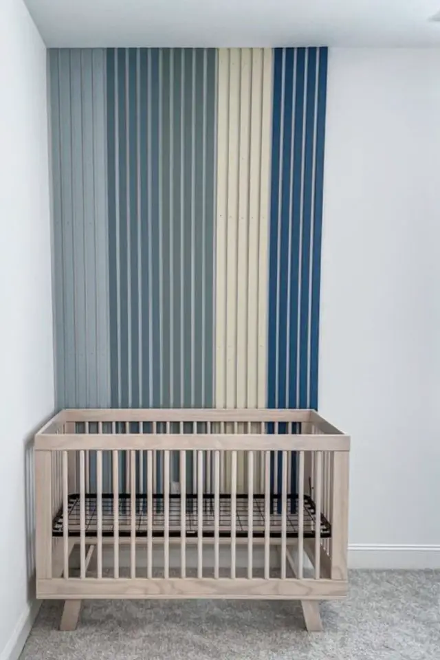 chambre enfant decoration mur bois moderne tasseaux chambre petit garçon couleur bleu berceau lit à barreaux