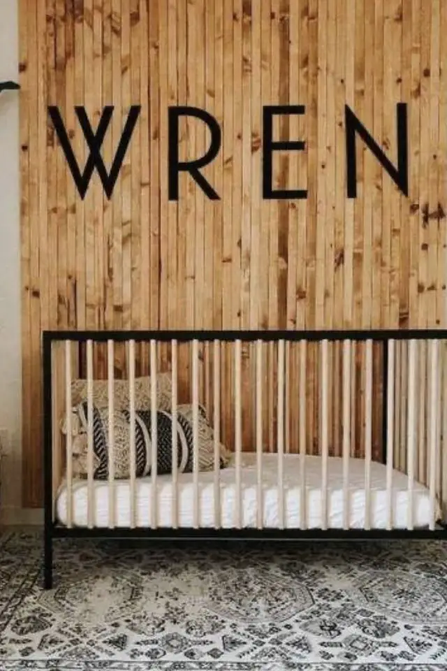chambre enfant decoration mur bois moderne tasseaux de bois tendance espace sommeil berceau prénom du bébé en noir chic et élégant