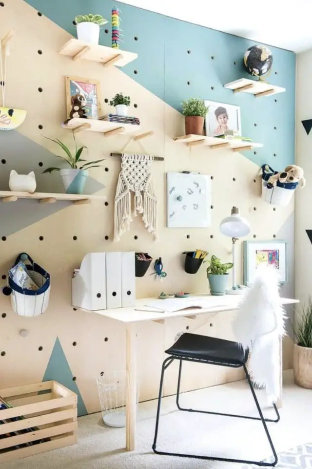 chambre enfant decoration mur bois moderne espace bureau pegboard en pin étagère rangement peinture facile