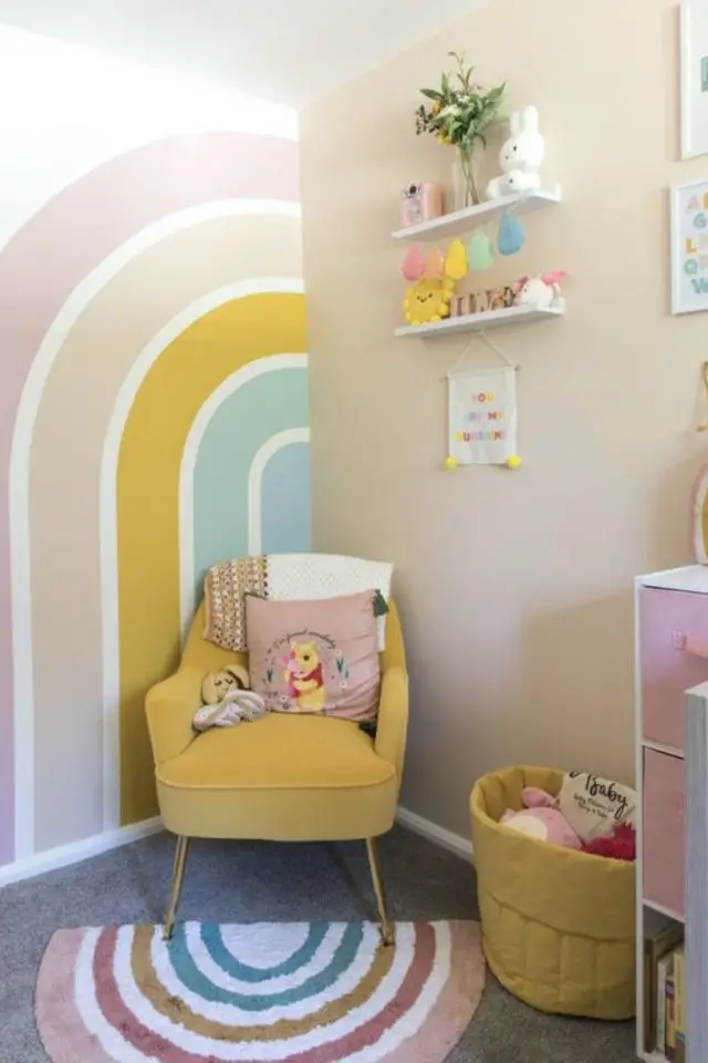 chambre enfant solution rangement adapte décor mural arc en ciel fauteuil jaune panier meuble