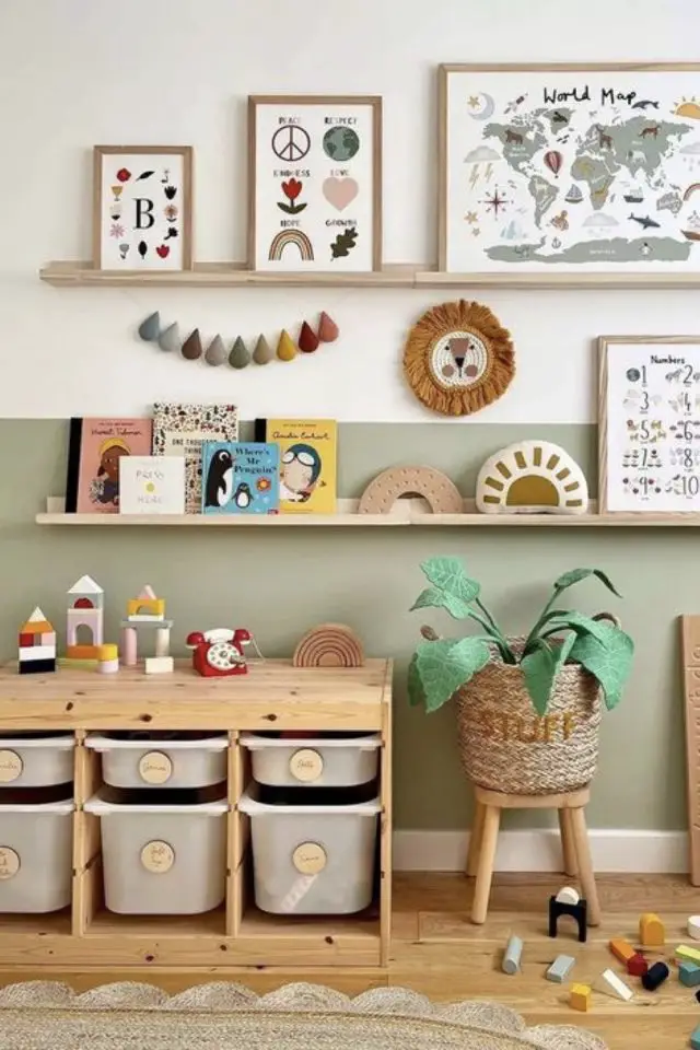 chambre enfant solution rangement adapte meuble Ikea en bois avec cube de rangement étagère murale soubassement coloré