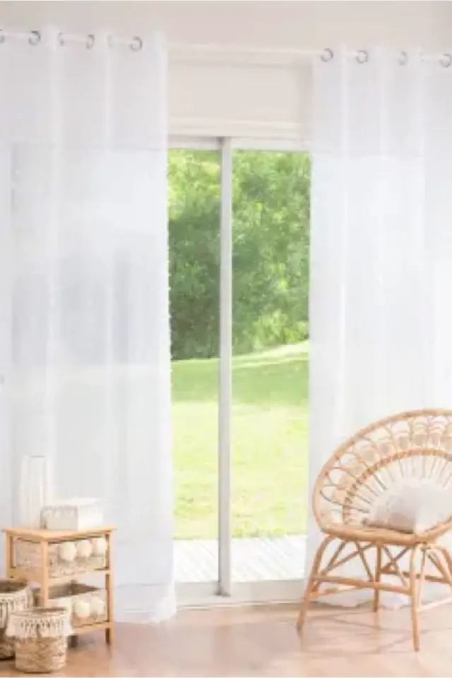 comment choisir rideaux maisons du monde Rideau voilage à œillets blanc à pompons 