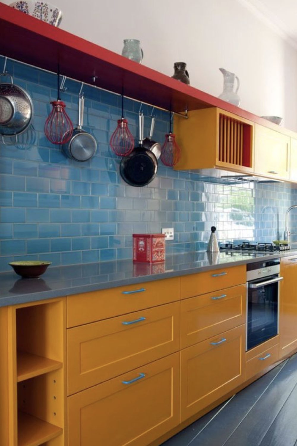 comment reussir decoration cuisine color block tendance jaune bleu rouge ludique bonne humeur
