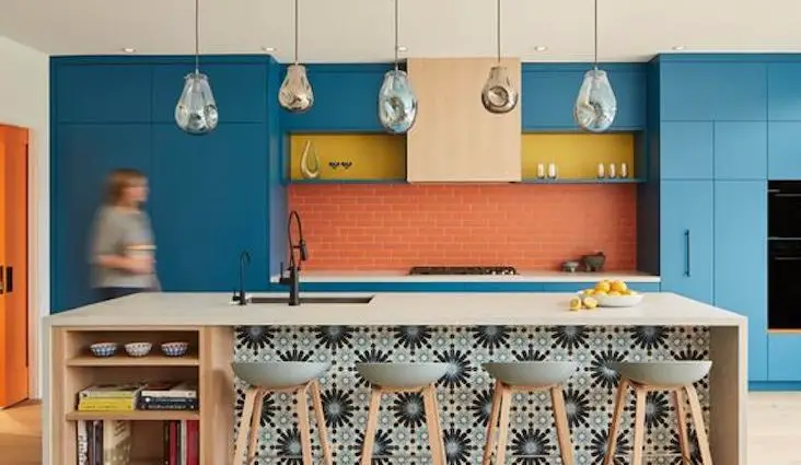 contraste couleur complementaire orange et bleu exemple decoration cuisine ouverte en linéaire