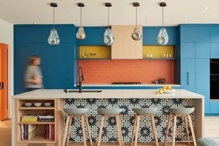 contraste couleur complementaire orange et bleu exemple decoration cuisine ouverte en linéaire