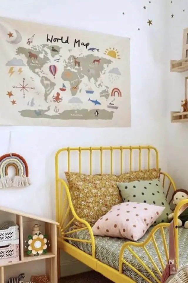 deco chambre enfant couleur jaune idee meuble coloré lit en métal moderne vintage carte du monde déco mur