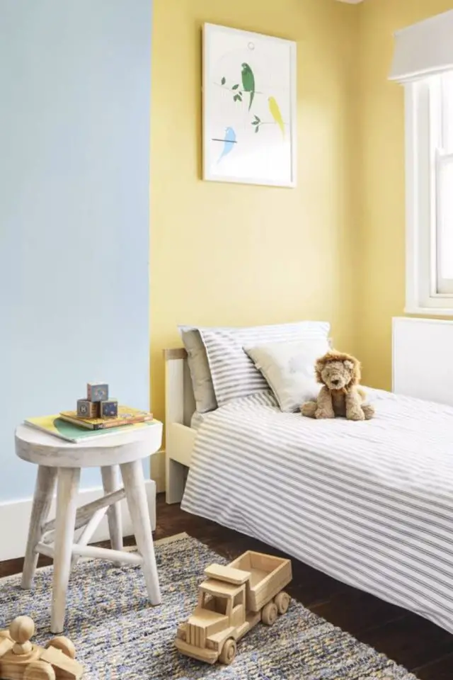 deco chambre enfant couleur jaune idee peinture bleue linge de lit à rayure ambiance pastel garçon