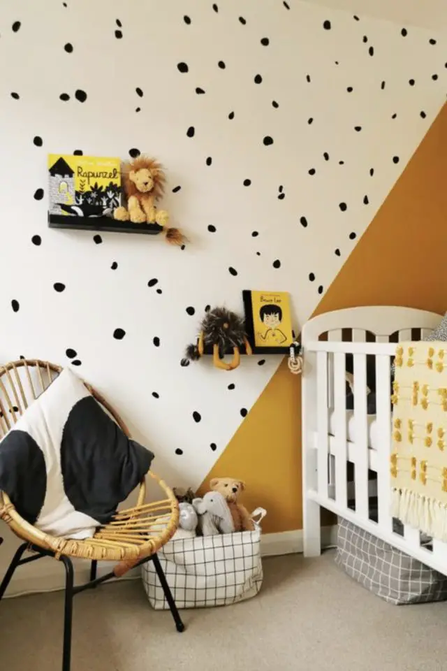 deco chambre enfant couleur jaune idee moderne peinture associée à du papier peint noir et blanc à pois bébé lit barreaux évolutif blanc