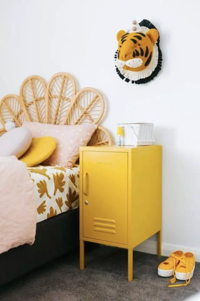 deco chambre enfant couleur jaune idee meuble table de chevet casier en métal tête de lit en rotin moderne