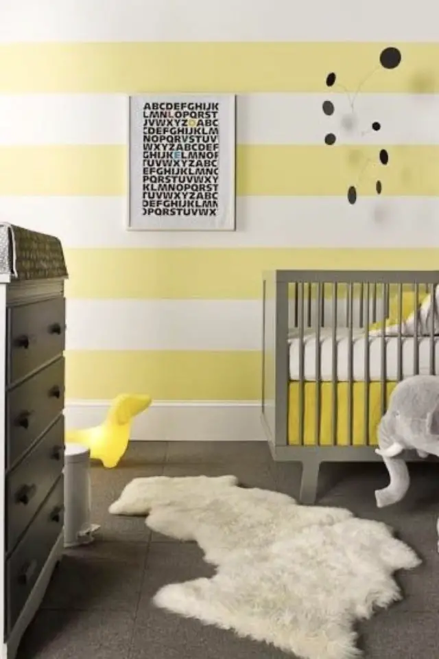 deco chambre enfant couleur jaune idee blanc gris jaune pastel rayure bébé garçon