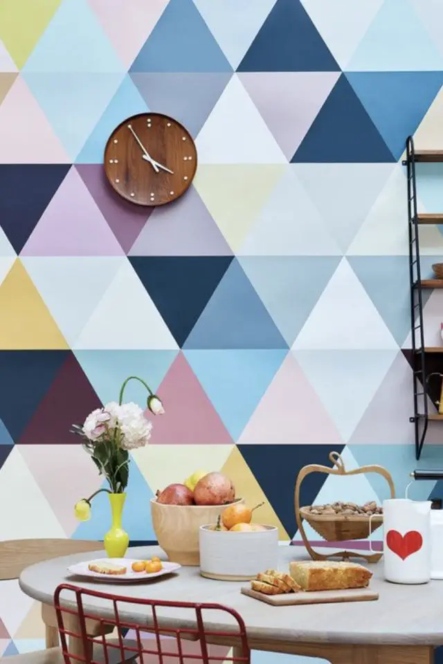 deco geometrique coloree inspiration mode harry styles motif géométrique triangle multicolore papier peint salle à manger