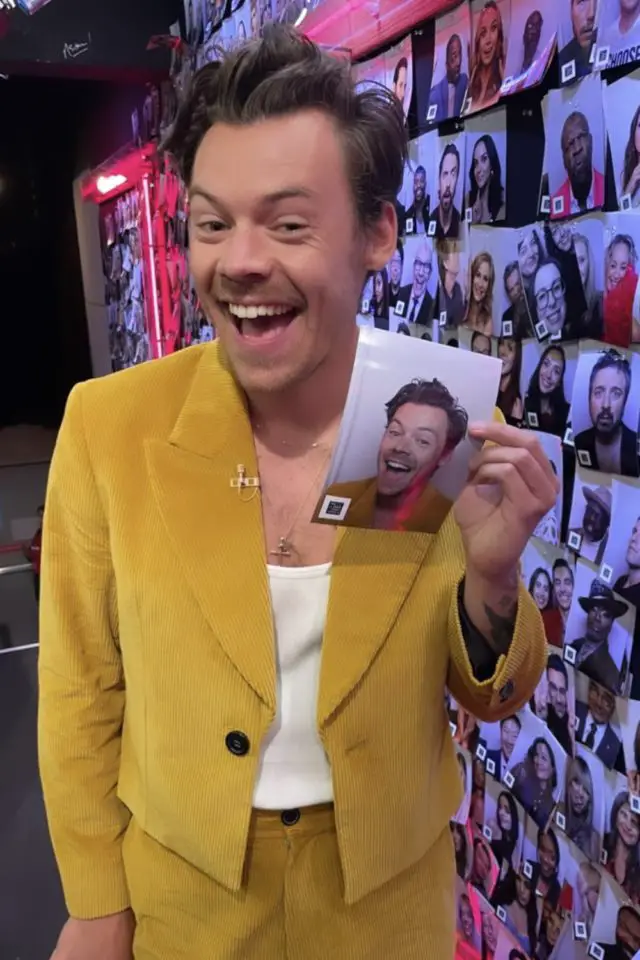 deco salon canape jaune exemple moderne Harry Styles Late Late Show