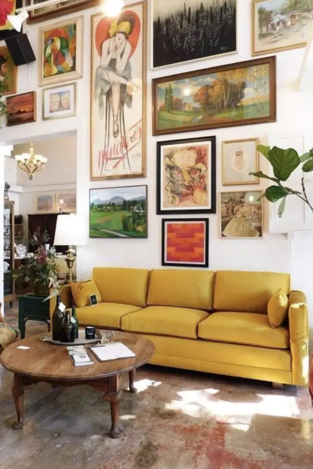 deco salon canape jaune exemple moderne galerie murale affiches illustrations moderne