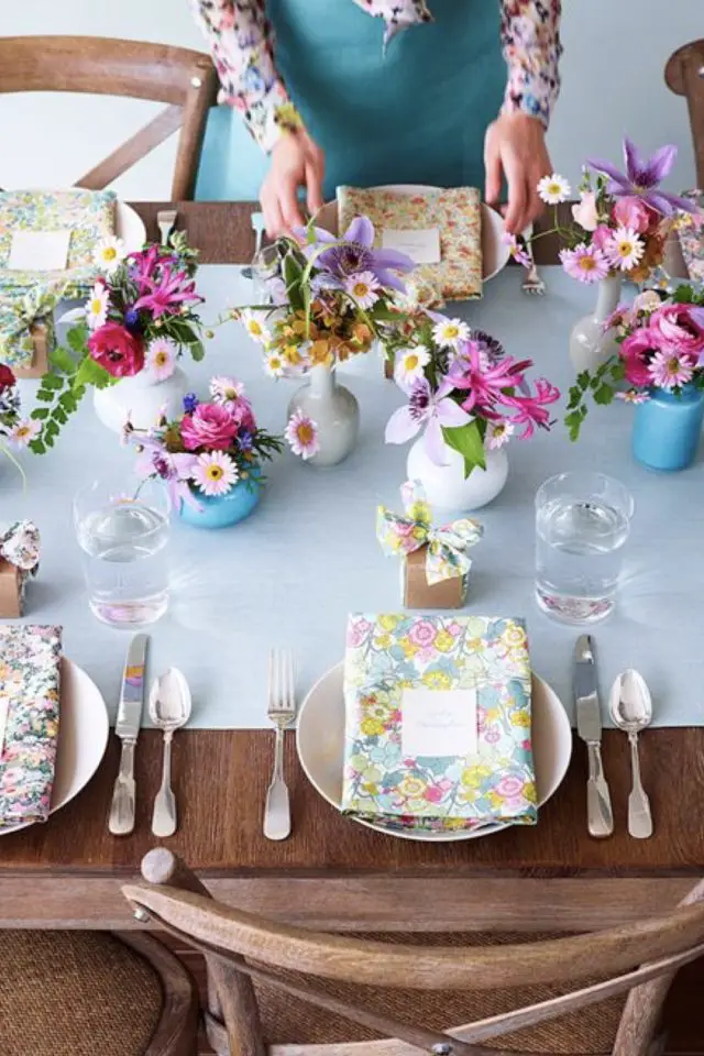 deco table facile a copier couleur petits vases fleurs de saison serviettes de table imprimé floral ambiance printemps