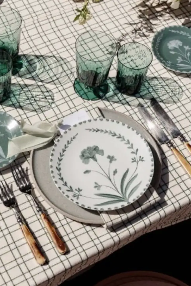deco table facile a copier harmonie couleurs nappe et vaisselle ancienne verre coloré beige et vert de gris