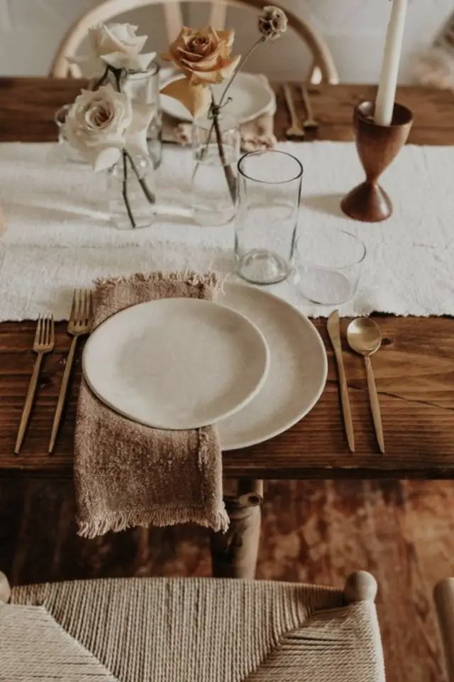 deco table facile a copier chemin de table uni blanc table en bois serviette en lin couleur terracotta