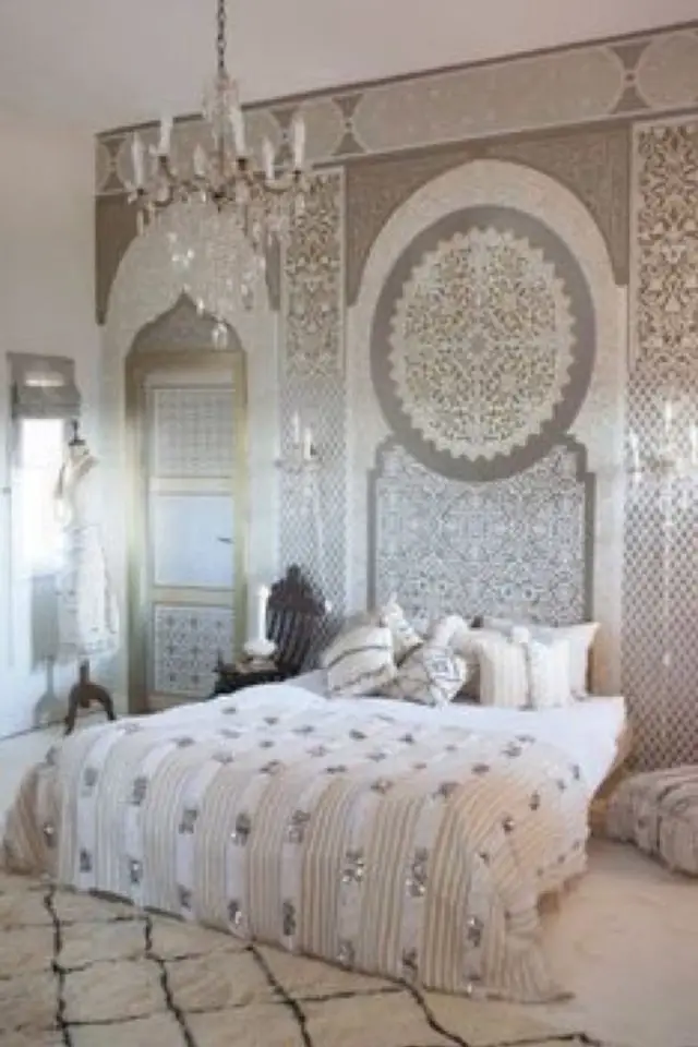 decor chambre inspiration orientalisme moderne tapis berbère décoration murale chargée arabesque bois travaillé luminaire