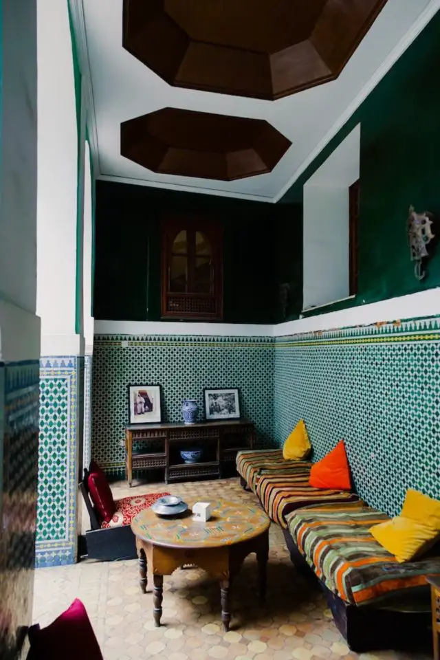 decor oriental couleur textile inspiration peinture plafond soubassement mur mosaïque canapé banquette divan