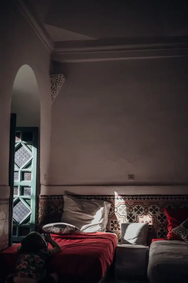 decor oriental couleur textile inspiration chambre à coucher double soubassement carrelage motif voyage Maroc