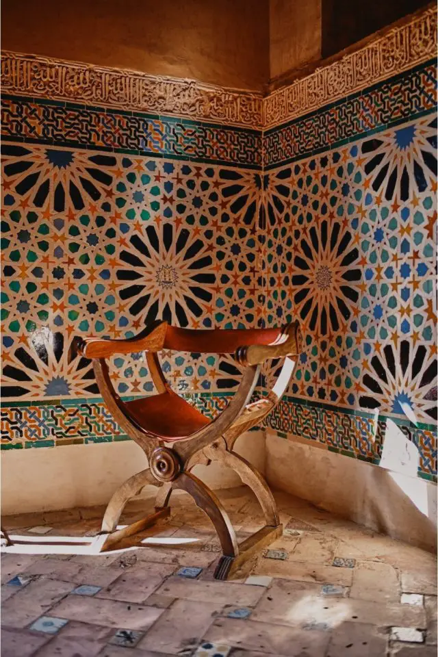 decoration architecture heritage orientalisme soubassement mosaïque colorée Moyen Orient Maghreb fauteuil revêtement mural