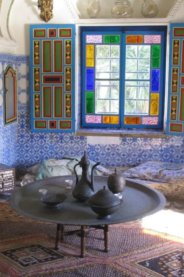 decoration architecture heritage orientalisme intérieur revêtement mur bleu et blanc faïence table en métal gravé fenêtre vitraux colorés