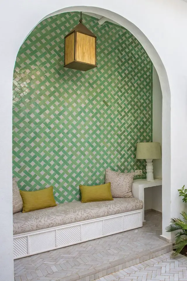 decoration architecture heritage orientalisme niche arche banquette divan carrelage mur vert  mosaïque