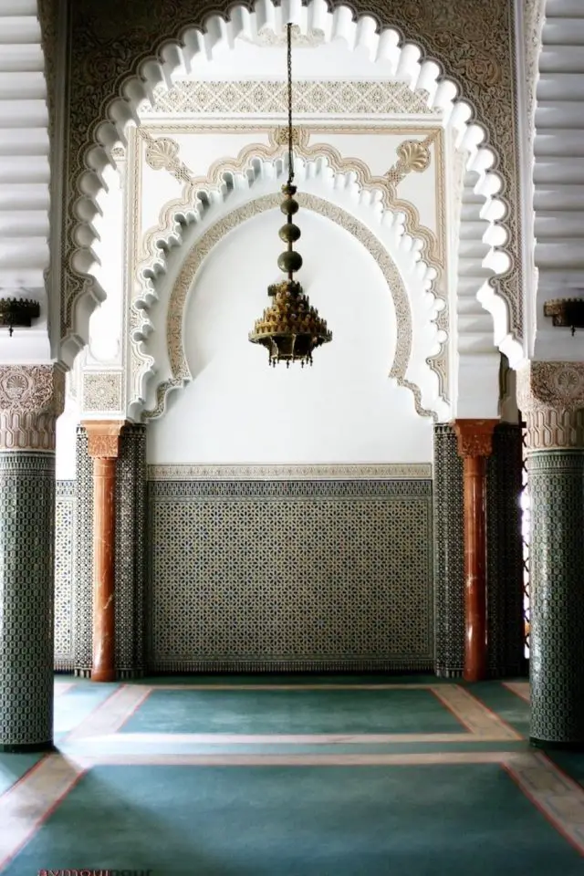 decoration architecture heritage orientalisme couloir corridor sol bleu voute arche colonne terracotta voyage luminaire