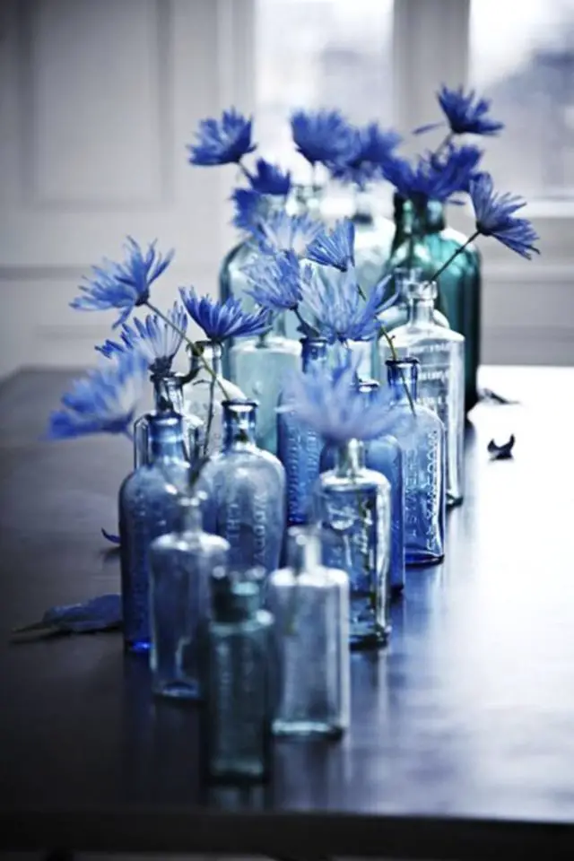 decoration bleu inspiration costume harry styles centre de table décor bouteille translucide petite fleur facile à faire