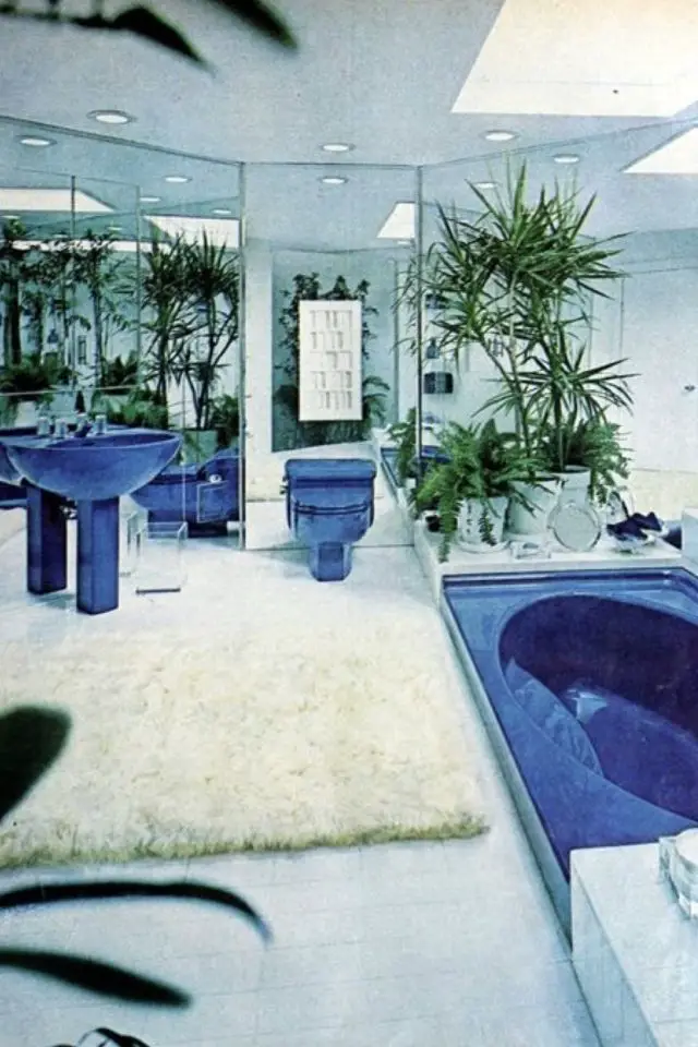 decoration bleu inspiration costume harry styles salle de bain années 70 vintage miroir faïence colorée bleu électrique plante verte vintage